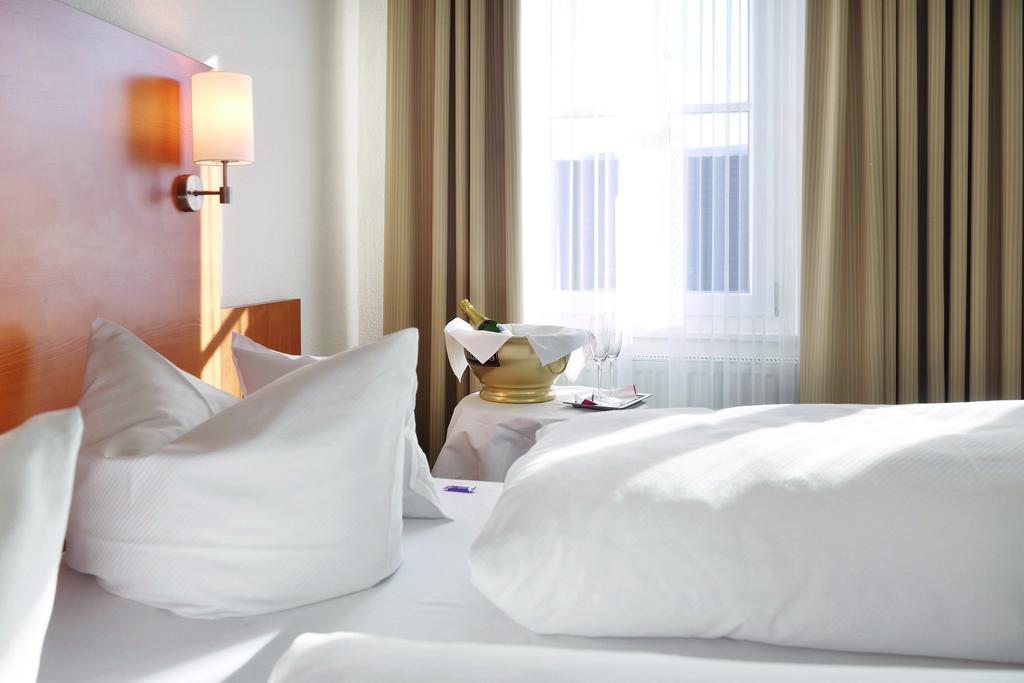 Hotel-Restaurant Roter Ochsen Lauchheim الغرفة الصورة