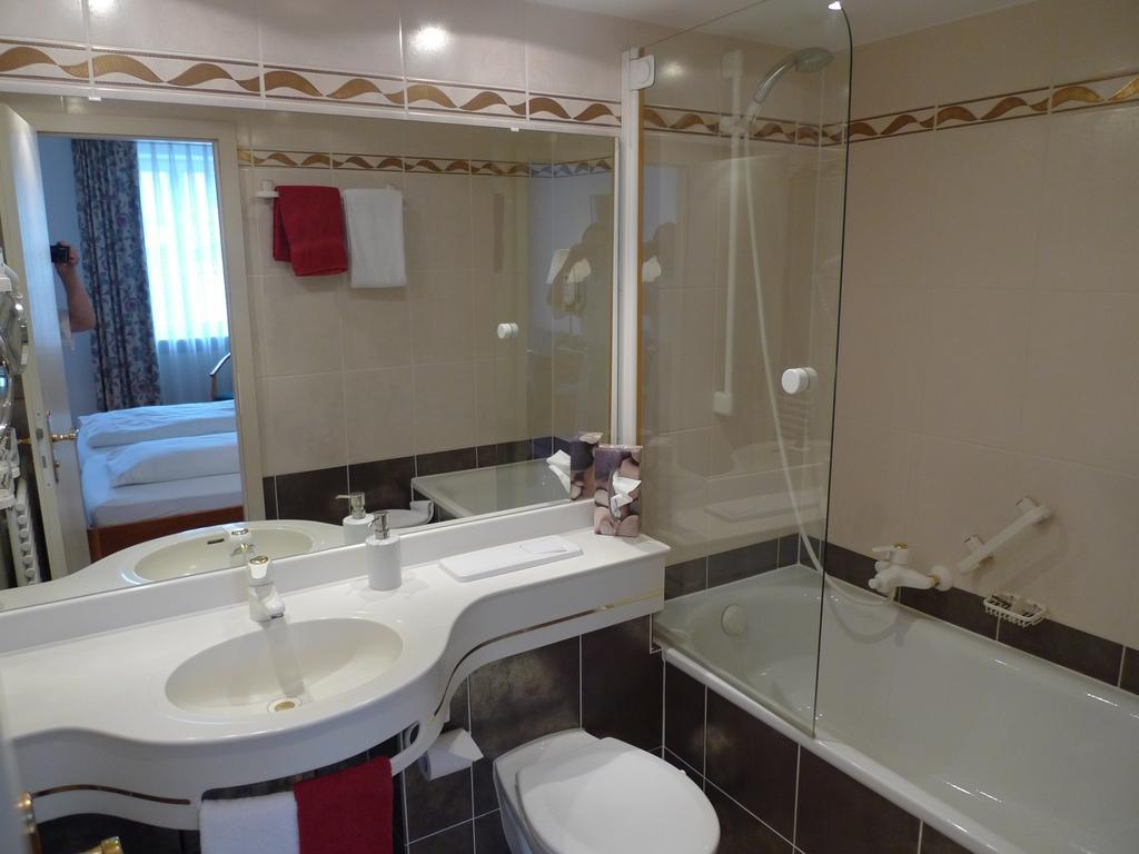 Hotel-Restaurant Roter Ochsen Lauchheim الغرفة الصورة
